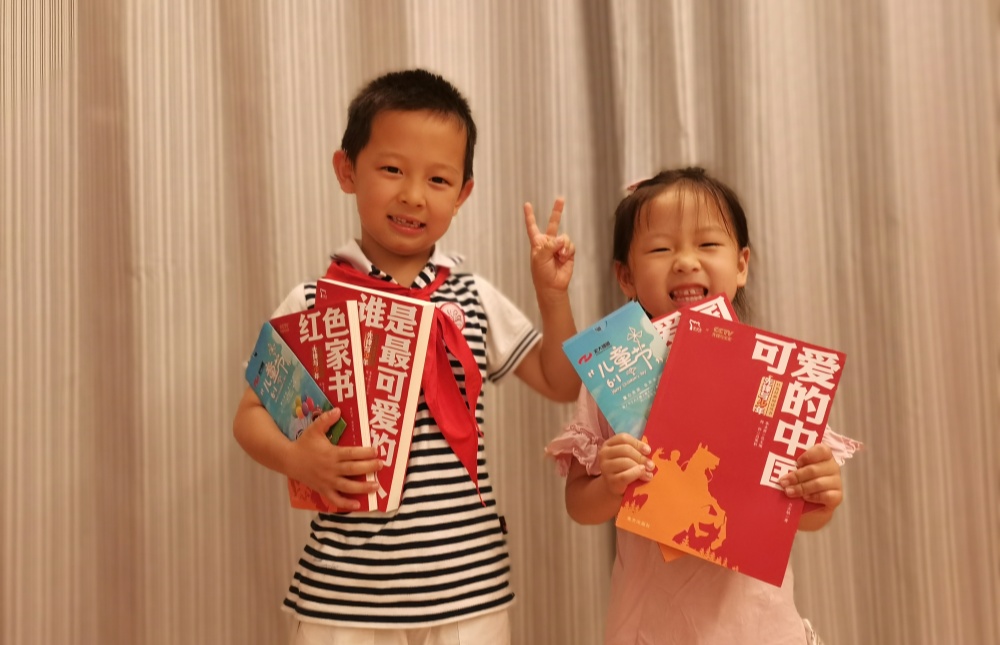 1730050950681983.jpg 举行“六一”儿童节红色经典亲子阅读运动_副本.jpg